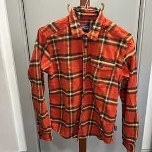 Patagonia Men’s flannel size small. Smoke/pet free home. Great condition